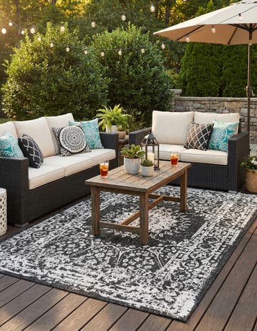 6' x 9' Easy-Clean Traditional Indoor / Outdoor Rug