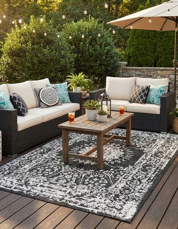 6' x 9' Easy-Clean Traditional Indoor / Outdoor Rug