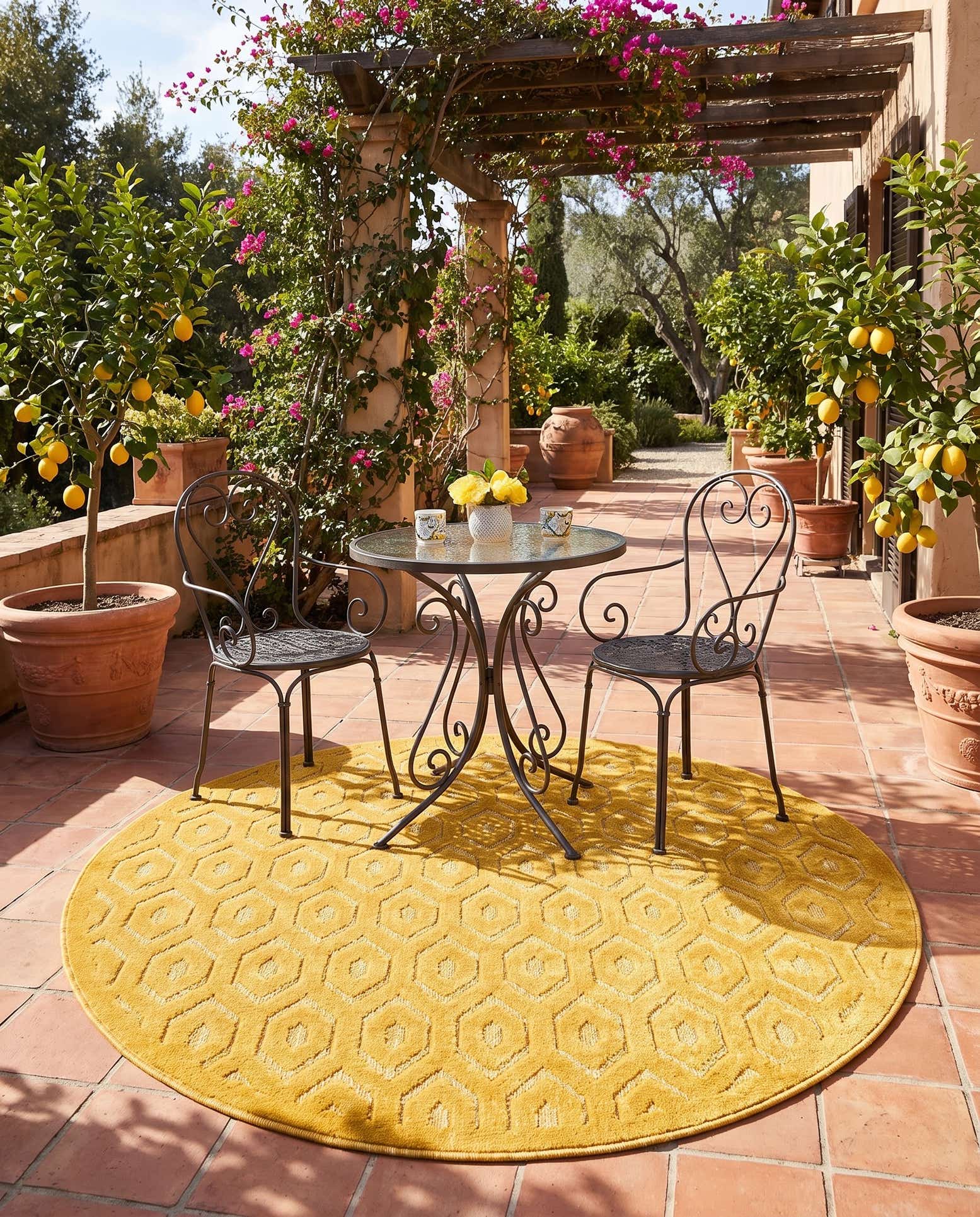 5' 3 x 5' 3 Easy-Clean Trellis Textured Indoor / Outdoor Round Rug