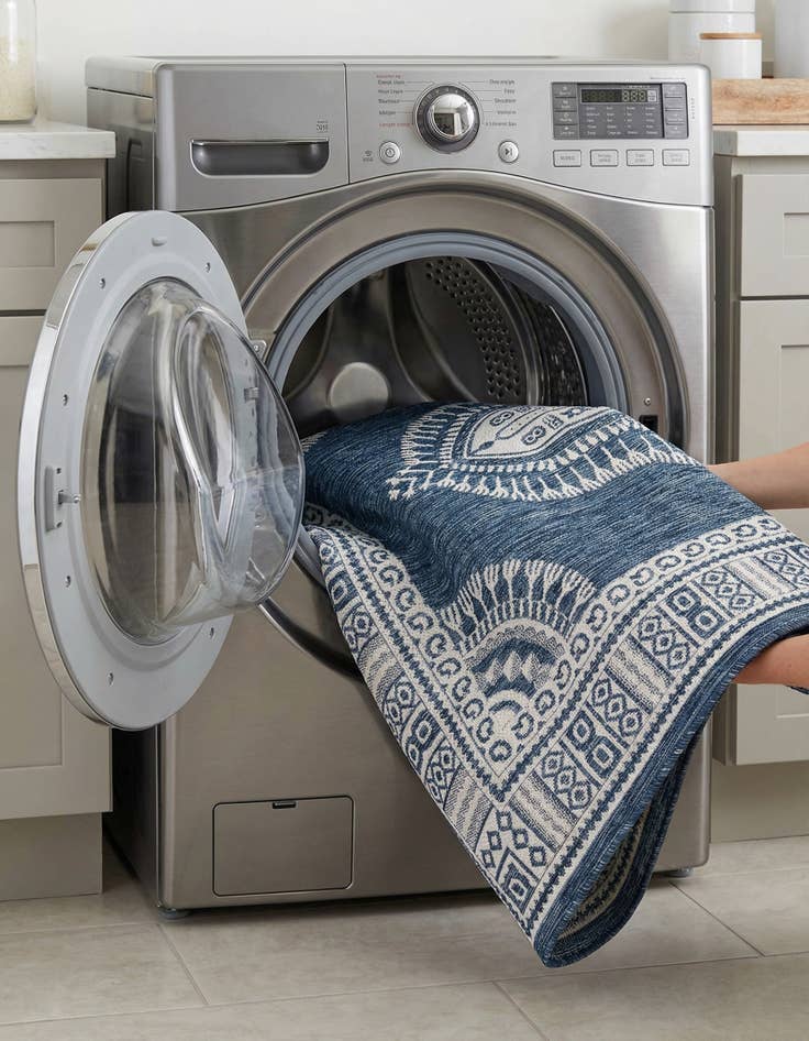 Detail image of 7' 10 x 10'  Washable Traditional Indoor / Outdoor Rug