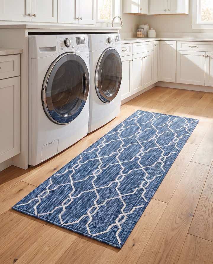 2' x 6' Easy-Clean Lattice Indoor / Outdoor Runner Rug