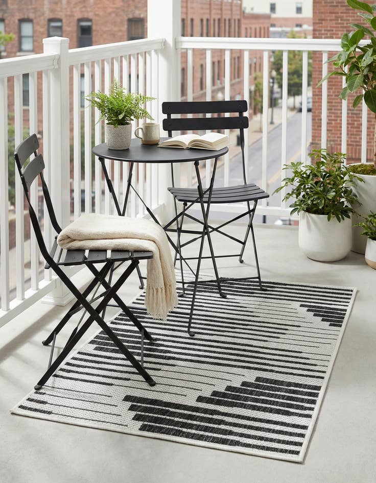 Detail image of 2' x 3'  Washable Modern Indoor / Outdoor Rug