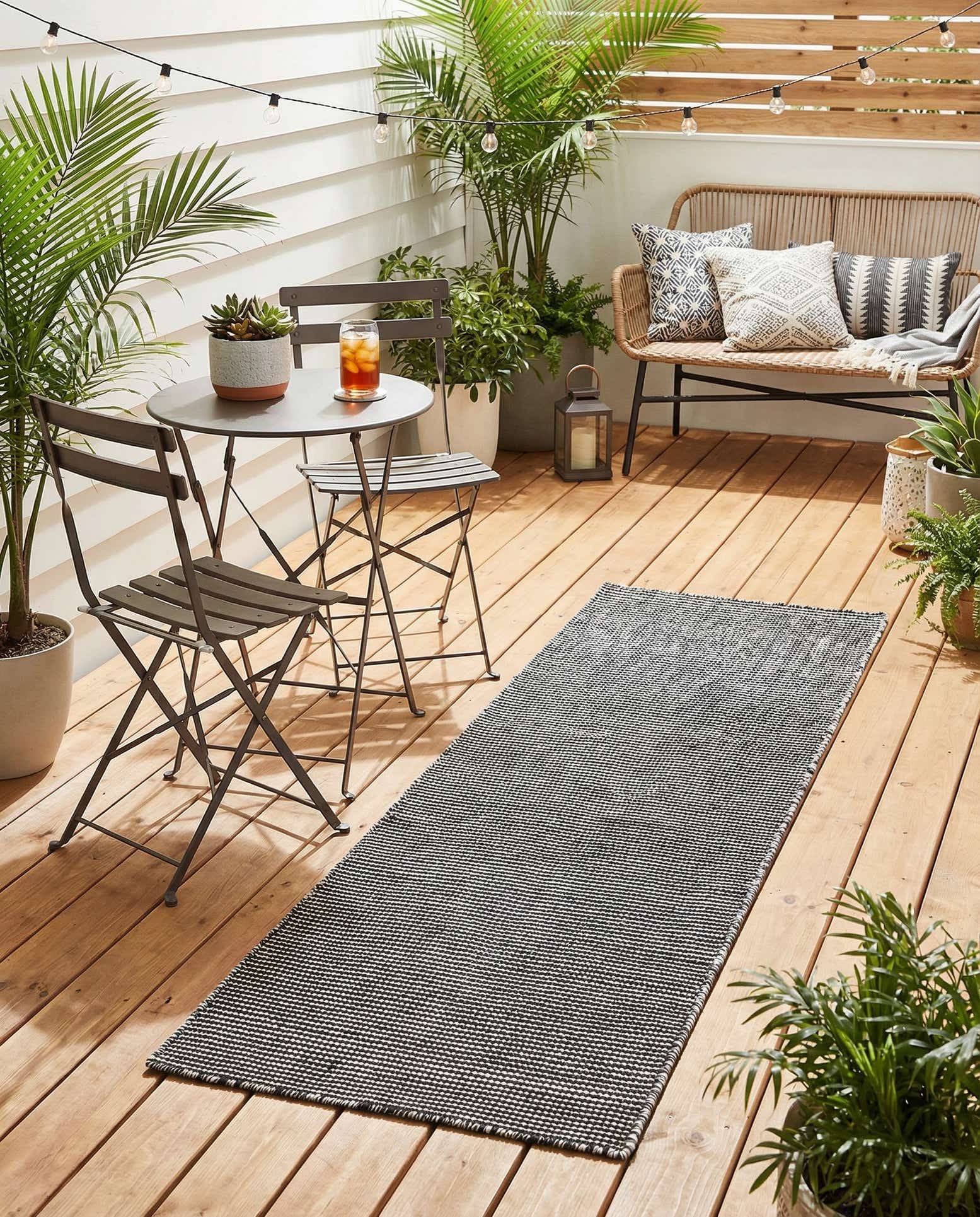 2' x 6' 1 Easy-Clean Jill Zarin Palm Springs Indoor / Outdoor Runner Rug