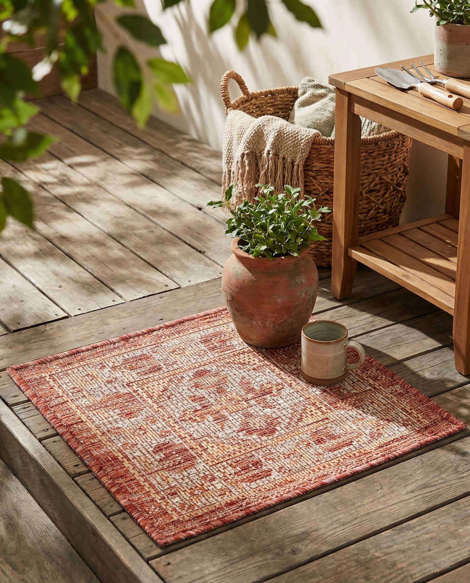 1' 4 x 1' 4 Easy-Clean Traditional Indoor / Outdoor Sample Rug