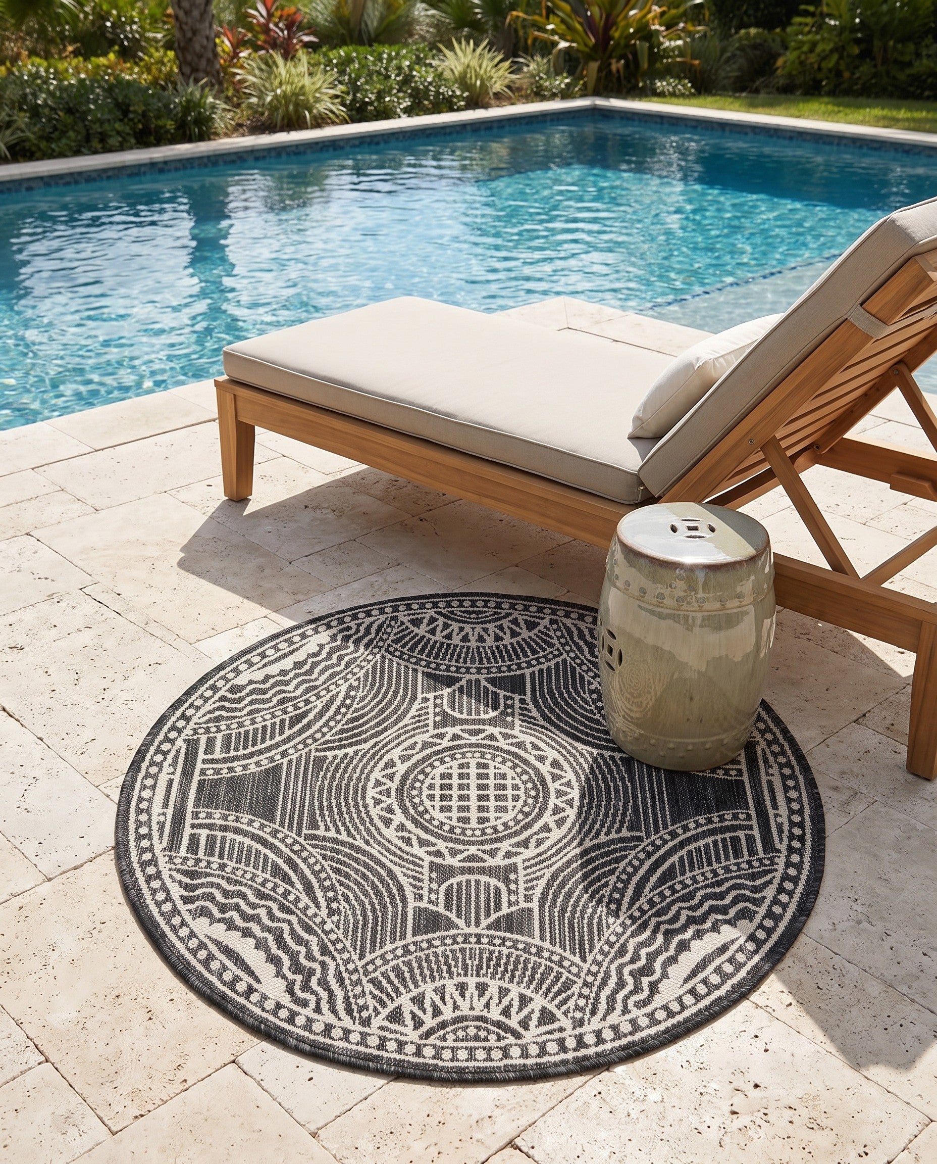 3' 1 x 3' 1 Easy-Clean Traditional Indoor / Outdoor Round Rug