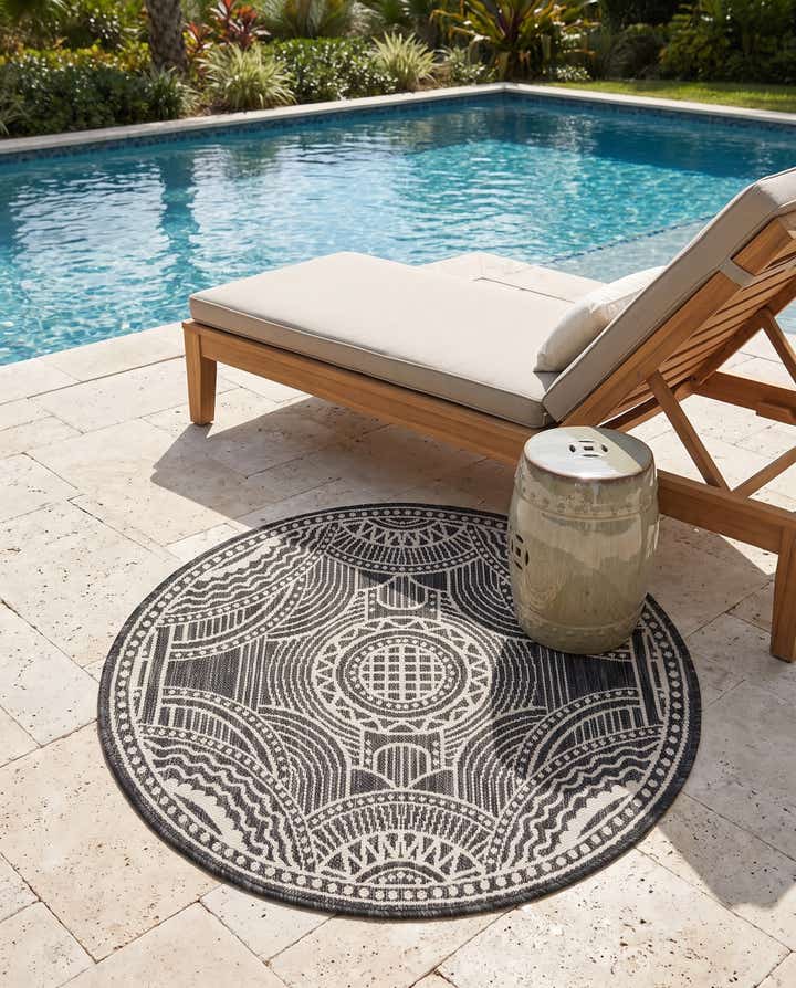 3' 1 x 3' 1 Easy-Clean Traditional Indoor / Outdoor Round Rug