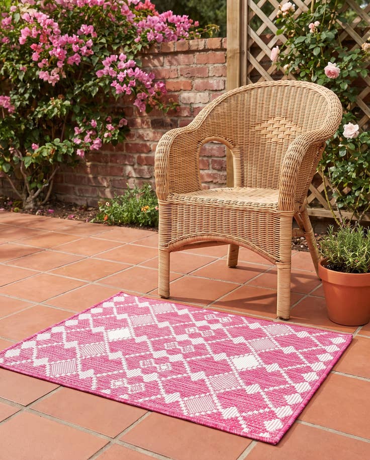 Detail image of 2' x 3' Easy-Clean Lattice Indoor / Outdoor Rug