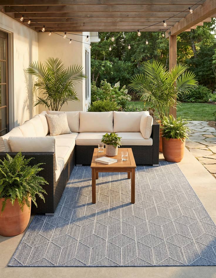 Detail image of 6' 1 x 9' Easy-Clean Trellis Indoor / Outdoor Rug