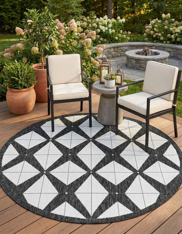 Detail image of 6' x 6' Easy-Clean Modern Indoor / Outdoor Round Rug