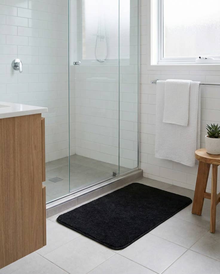Detail image of 1' 8 x 2' 7 Bano Everyday Bath Mat
