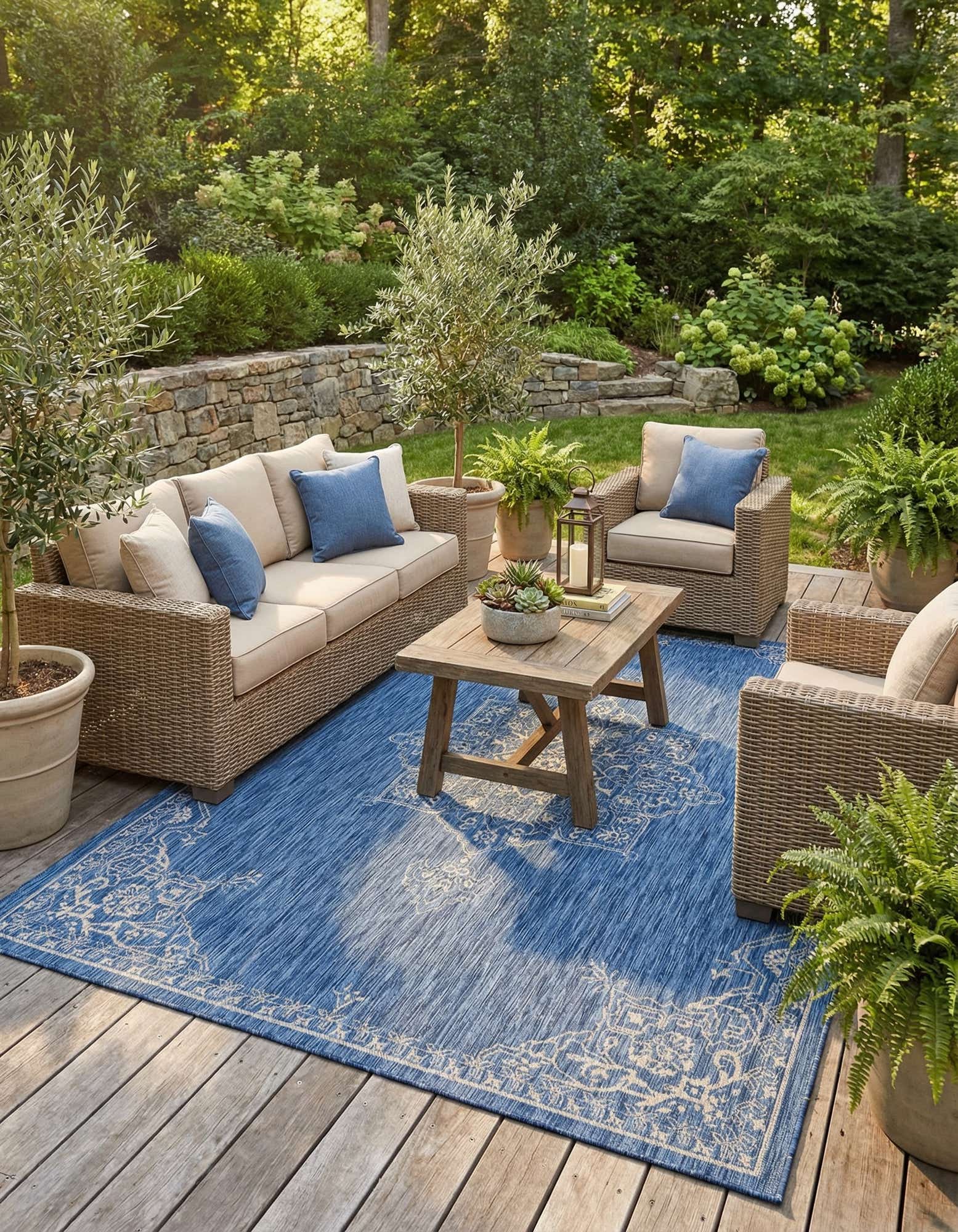 7' x 10' Easy-Clean Traditional Indoor / Outdoor Rug