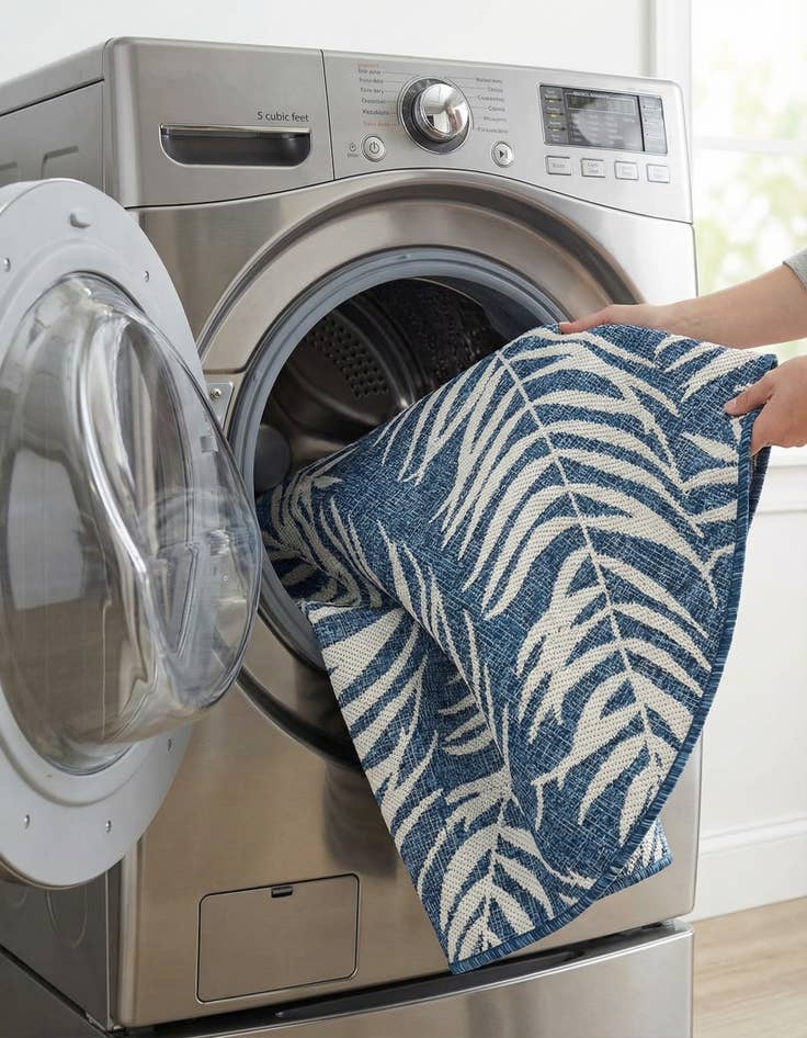 Detail image of 4' x 4'  Washable Botanical Indoor / Outdoor Round Rug