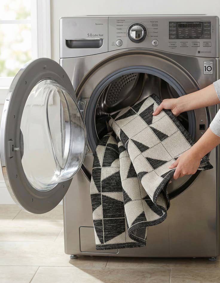 Detail image of 4' x 6'  Washable Modern Indoor / Outdoor Rug