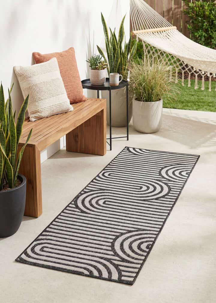 2' x 6' Easy-Clean Modern Indoor / Outdoor Runner Rug