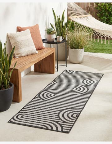 2' x 6' Easy-Clean Modern Indoor / Outdoor Runner Rug