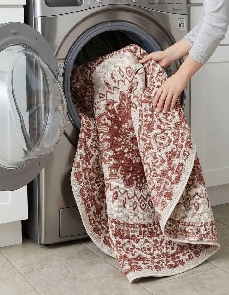 Detail image of  6' x 6'  Washable Traditional Indoor / Outdoor Round Rug