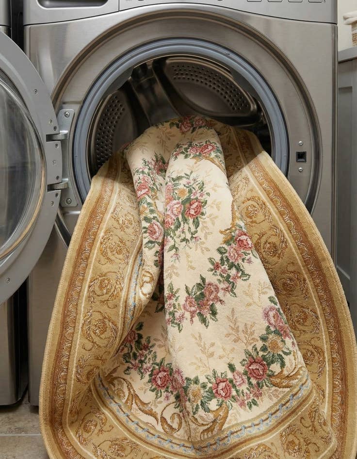 Detail image of  7' 10 x 7' 10  Washable Traditional Indoor / Outdoor Round Rug