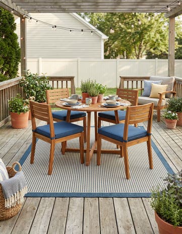 5' x 7' Easy-Clean Border Indoor / Outdoor Rug