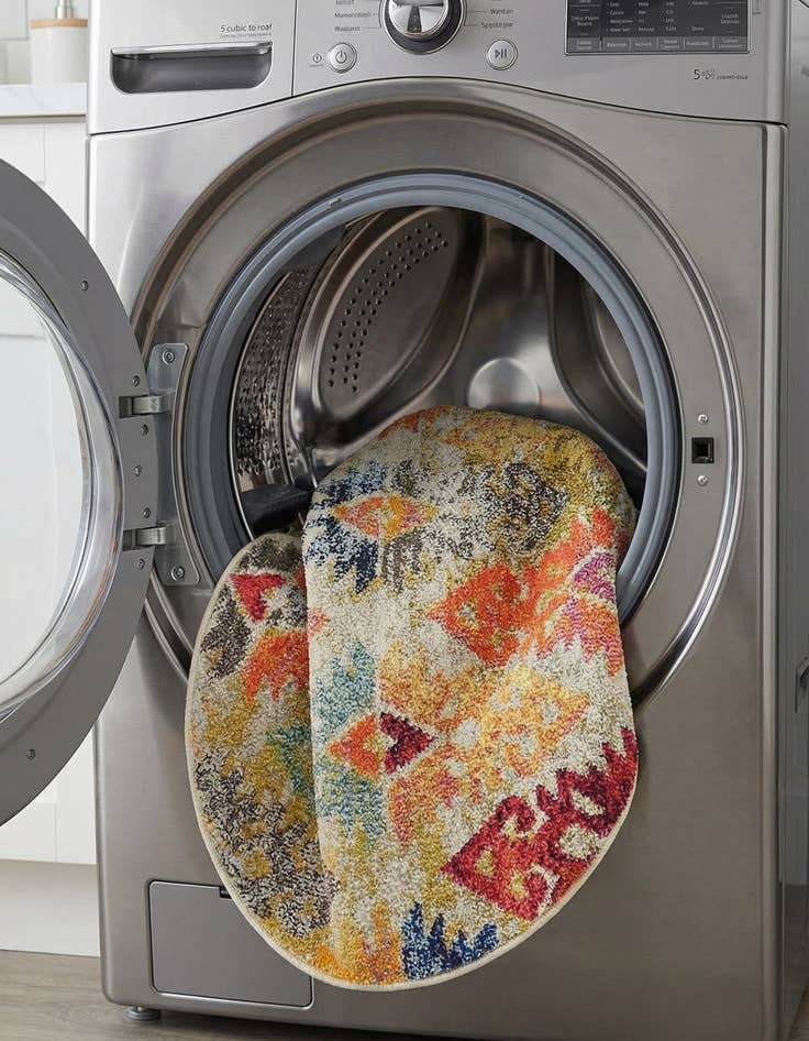 Detail image of 3' 3 x 3' 3  Washable Santa Fe Round Rug