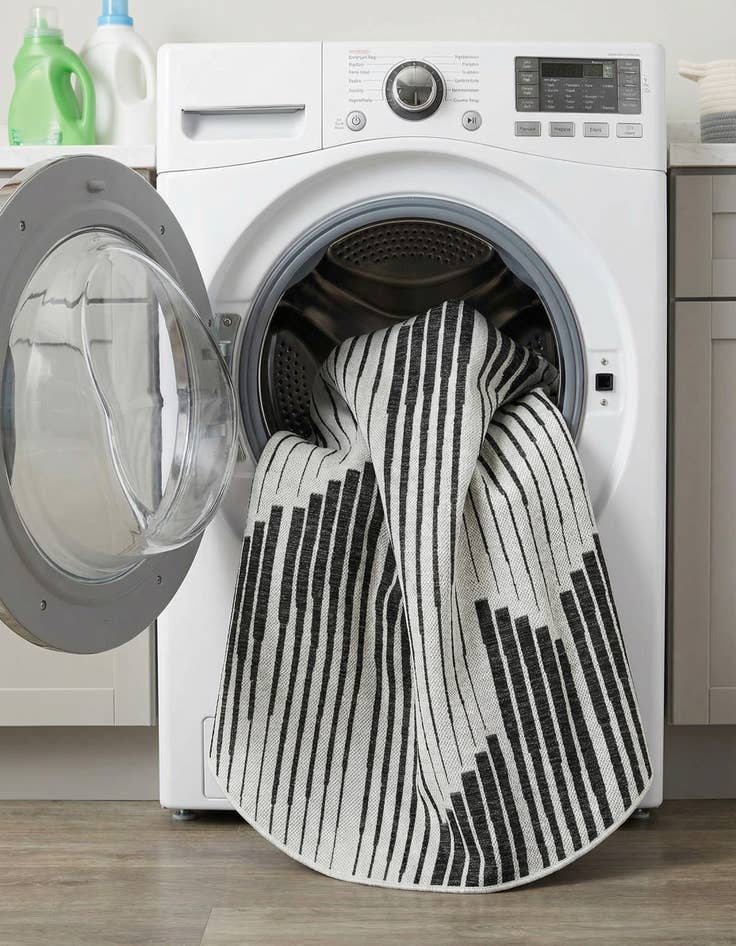 Detail image of  6' 1 x 6' 1  Washable Modern Indoor / Outdoor Round Rug