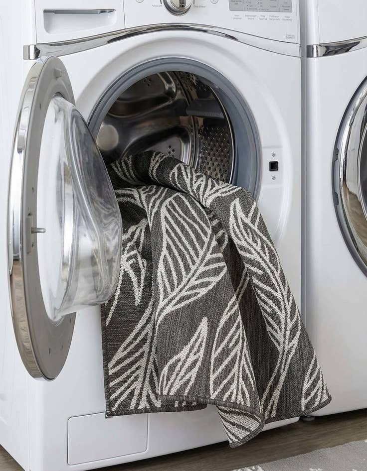 Detail image of 4' x 4'  Washable Botanical Indoor / Outdoor Round Rug