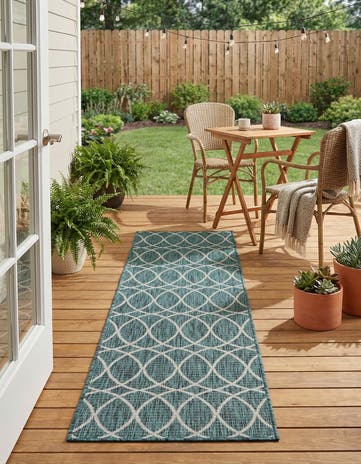 2' x 7' 10 Easy-Clean Lattice Indoor / Outdoor Runner Rug
