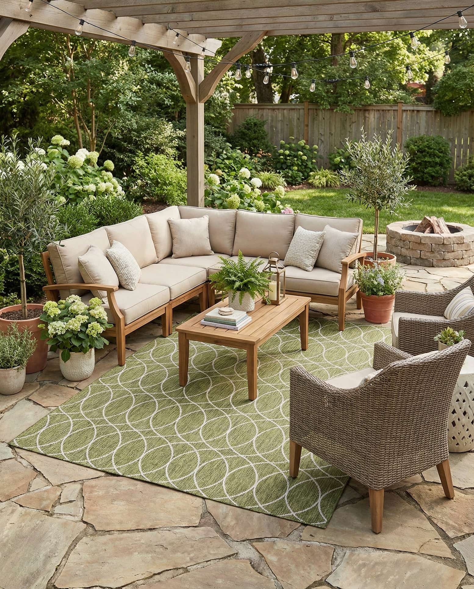 7' 10 x 11' Easy-Clean Trellis Indoor / Outdoor Rug