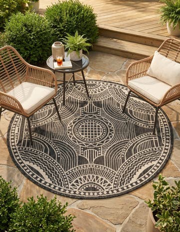 4' 1 x 4' 1 Easy-Clean Traditional Indoor / Outdoor Round Rug
