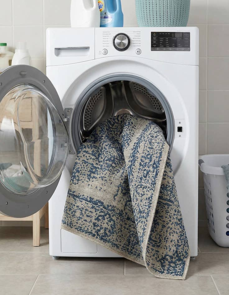 Detail image of 6' x 9'  Washable Traditional Indoor / Outdoor Rug