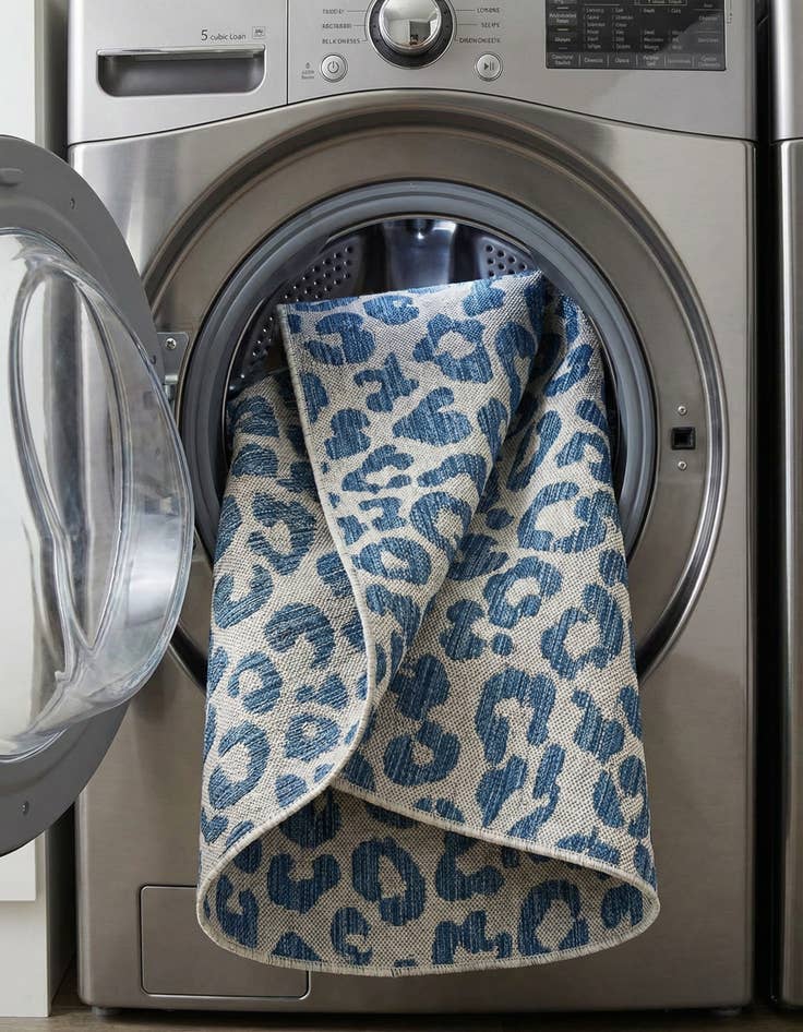 Detail image of 6' x 6'  Washable Safari Indoor / Outdoor Round Rug