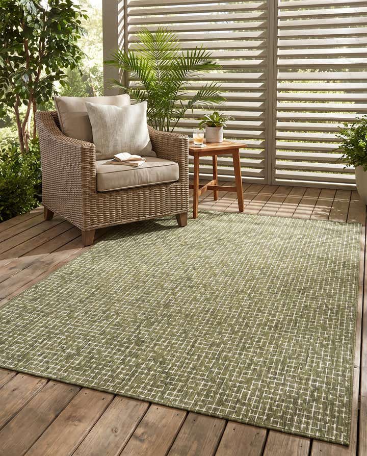 5' 3 x 8' Easy-Clean Checkered Indoor / Outdoor Rug