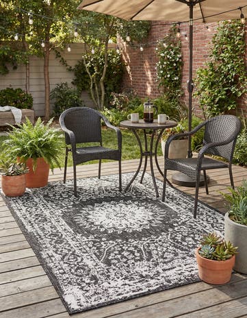 4' x 6' Easy-Clean Traditional Indoor / Outdoor Rug
