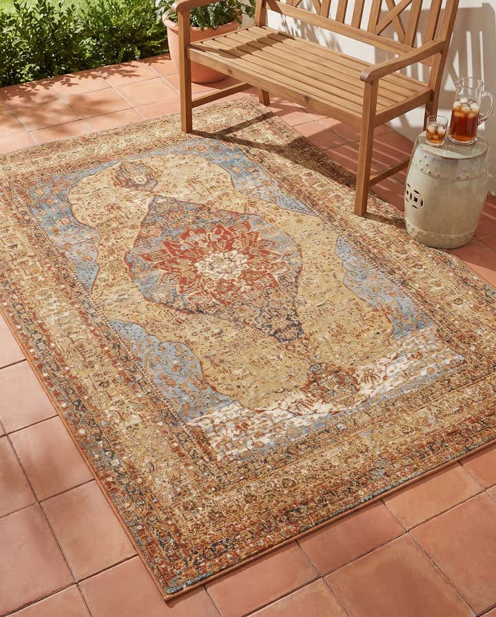 4' x 6' Easy-Clean Traditional Indoor / Outdoor Rug