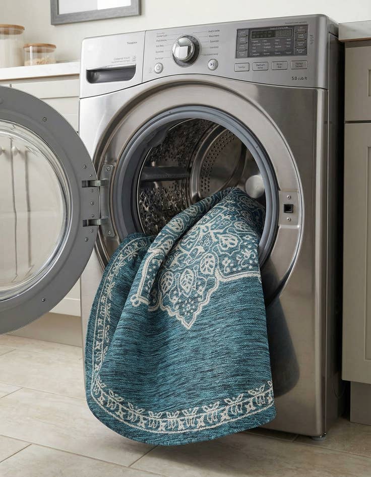 Detail image of  7' 10 x 7' 10  Washable Traditional Indoor / Outdoor Round Rug