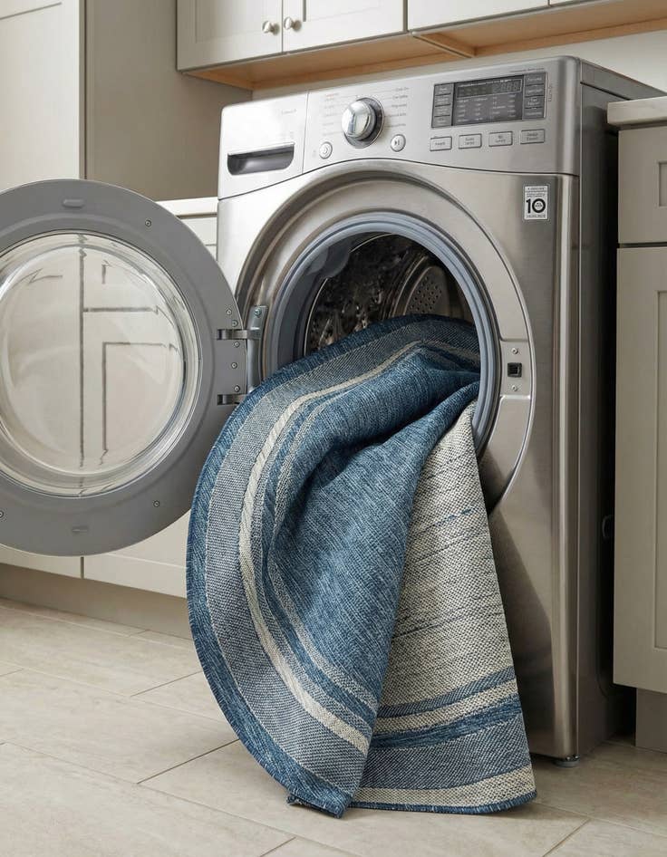 Detail image of 7' 10 x 7' 10  Washable Border Indoor / Outdoor Round Rug