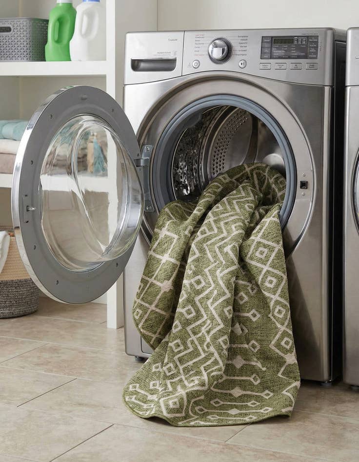 Detail image of 7' 10 x 7' 10  Washable Trellis Indoor / Outdoor Round Rug