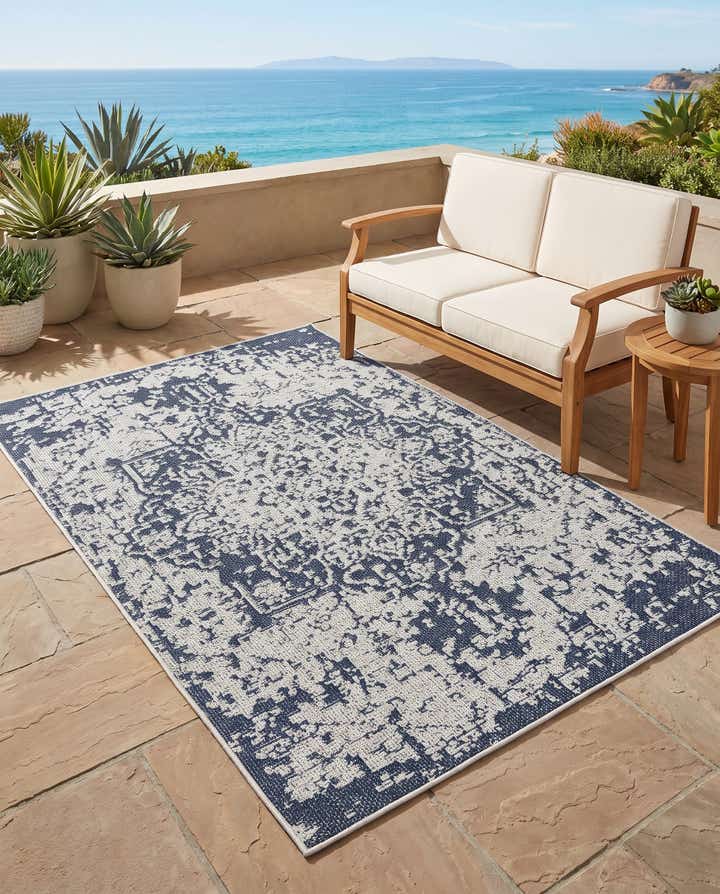 4' 1 x 6' 1 Easy-Clean Traditional Indoor / Outdoor Rug
