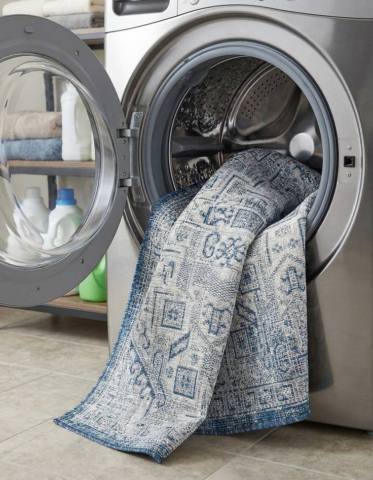 Detail image of 4' x 6'  Washable Aztec Indoor / Outdoor Rug