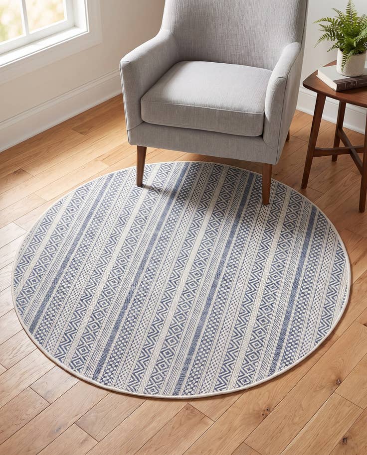 Detail image of 4' x 4' Easy-Clean Striped Indoor / Outdoor Round Rug