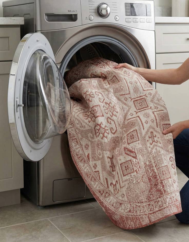 Detail image of 7' 10 x 7' 10  Washable Aztec Indoor / Outdoor Round Rug