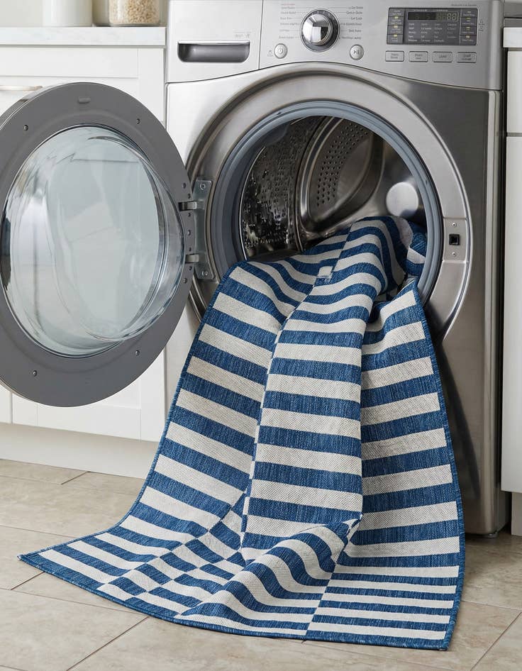 Detail image of 6' x 9'  Washable Striped Indoor / Outdoor Rug