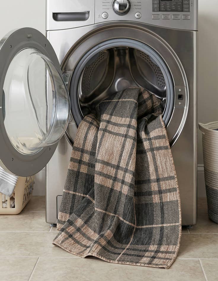 Detail image of  4' x 6'  Washable Checkered Indoor / Outdoor Rug