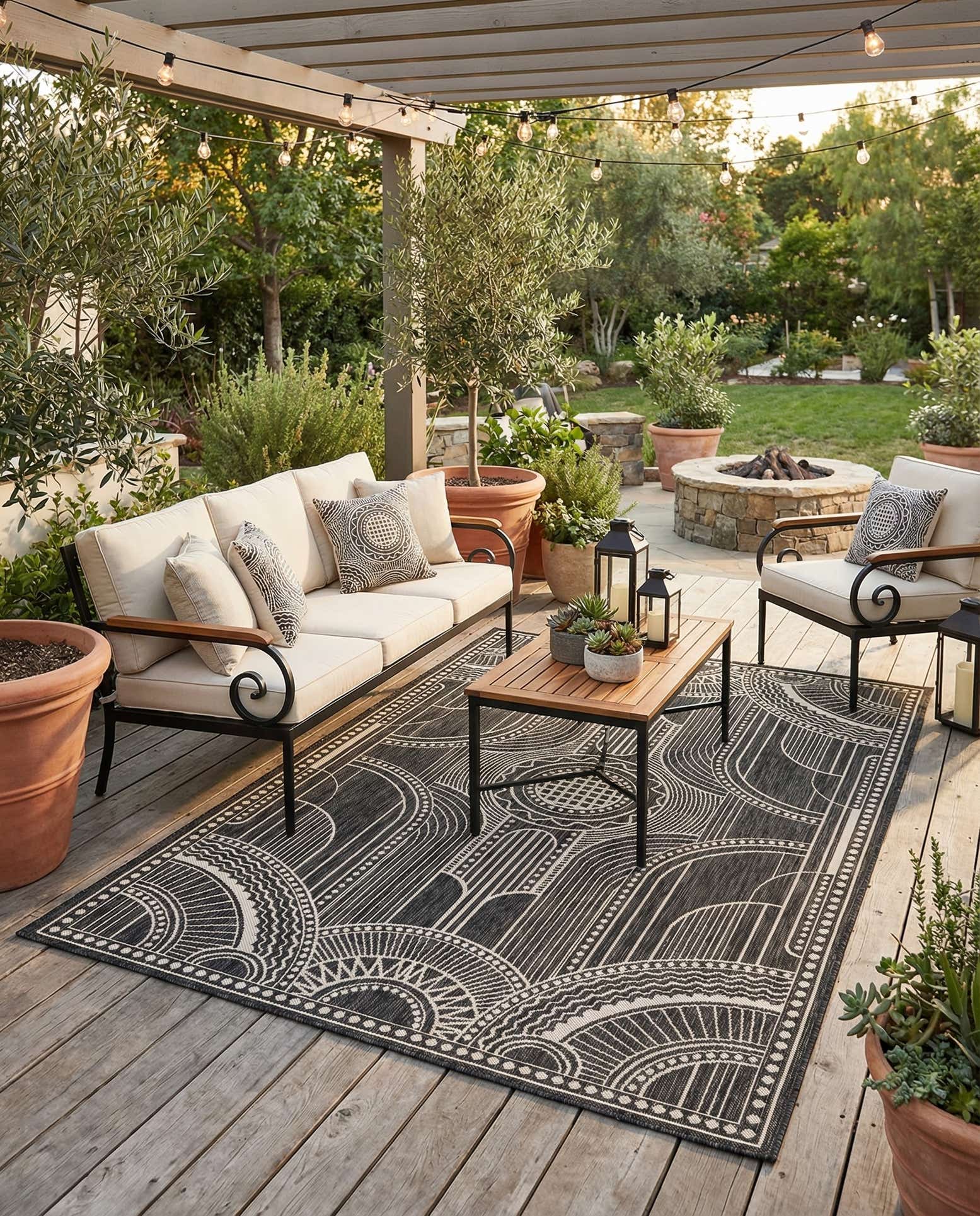 5' 3 x 8' Easy-Clean Traditional Indoor / Outdoor Rug