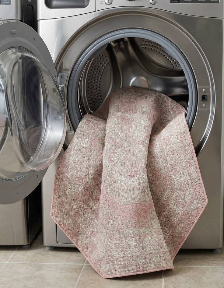 Detail image of 5' 3 x 5' 3  Washable Traditional Indoor / Outdoor Octagon Rug