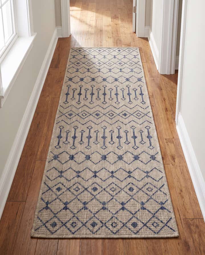 2' x 6' Easy-Clean Lattice Indoor / Outdoor Runner Rug