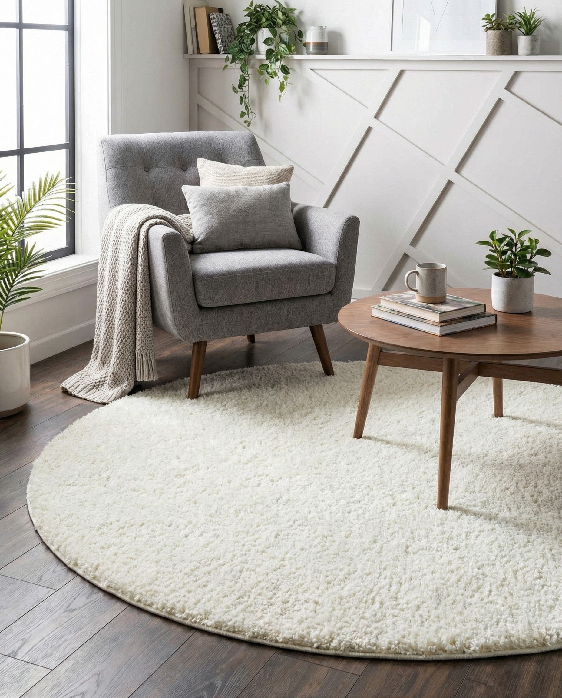 A 4' 0 x 4' 0 round white shag rug made of polypropylene, featuring a soft, textured pile.