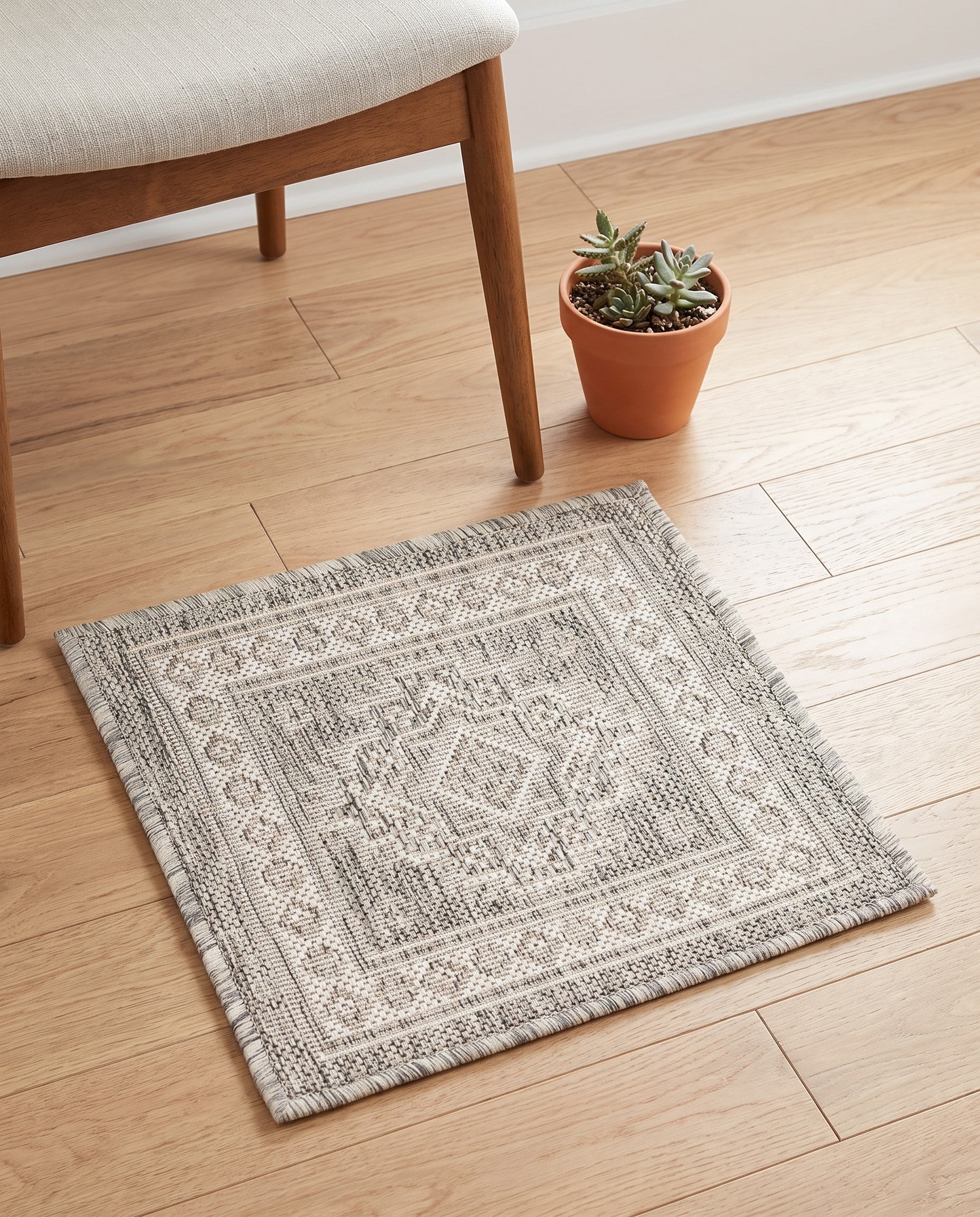 1' 4 x 1' 4 Easy-Clean Aztec Indoor / Outdoor Sample Rug