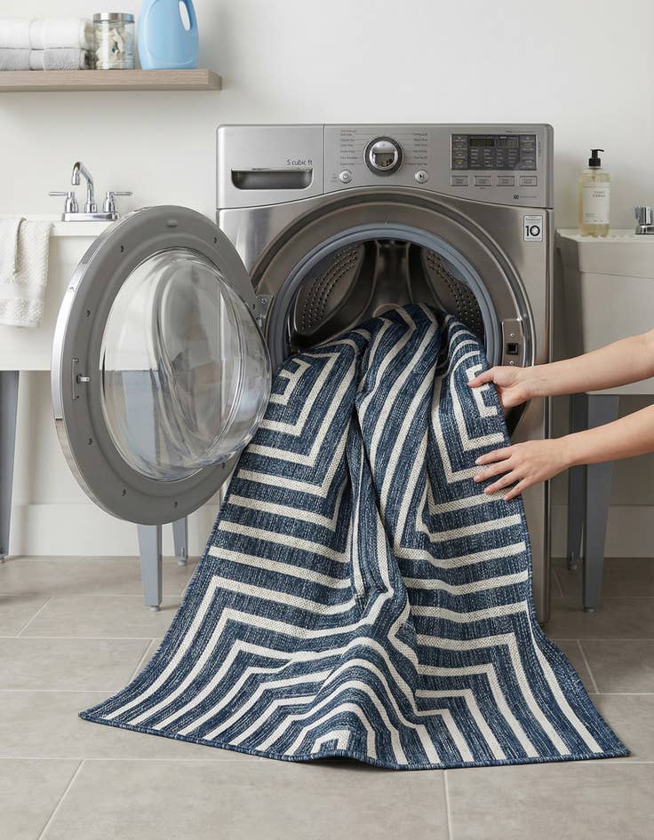 Detail image of 4' x 6'  Washable Modern Indoor / Outdoor Rug