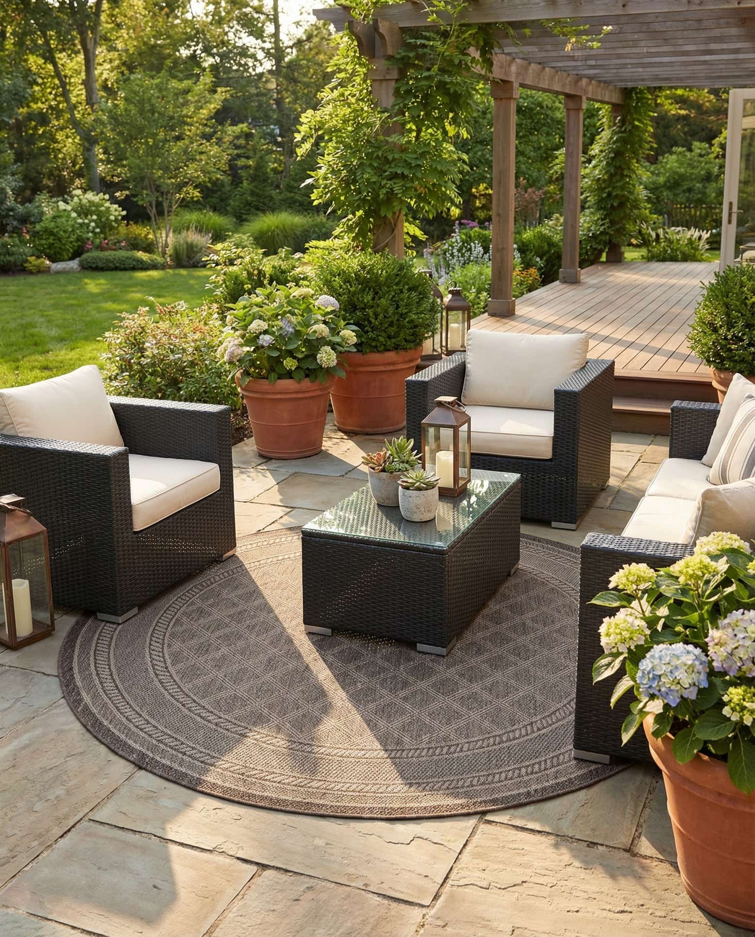7' 10 x 7' 10 Easy-Clean Trellis Indoor / Outdoor Round Rug