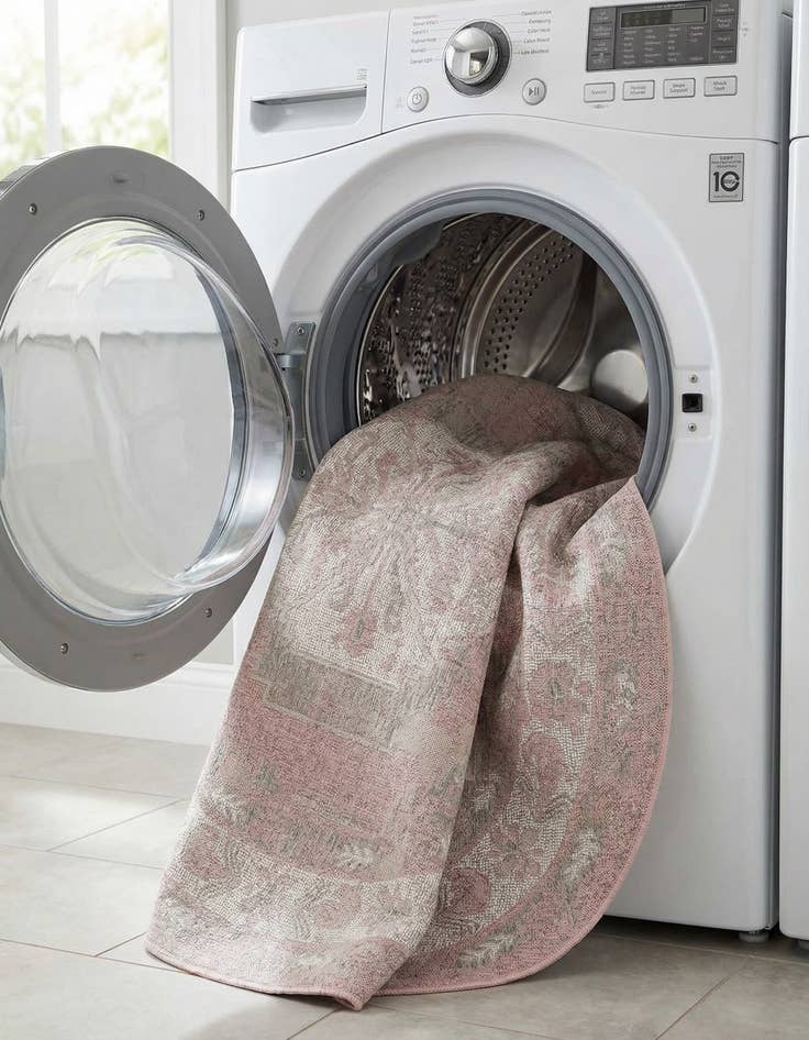 Detail image of 7' 10 x 7' 10  Washable Traditional Indoor / Outdoor Round Rug